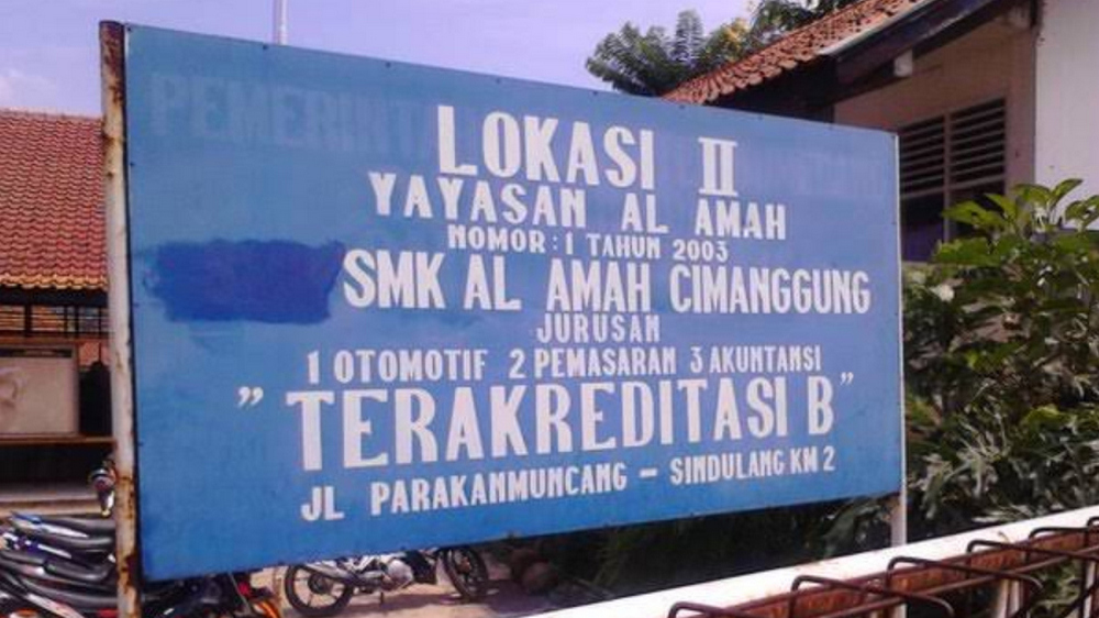 Papan nama SMK Al Amah Cimanggung