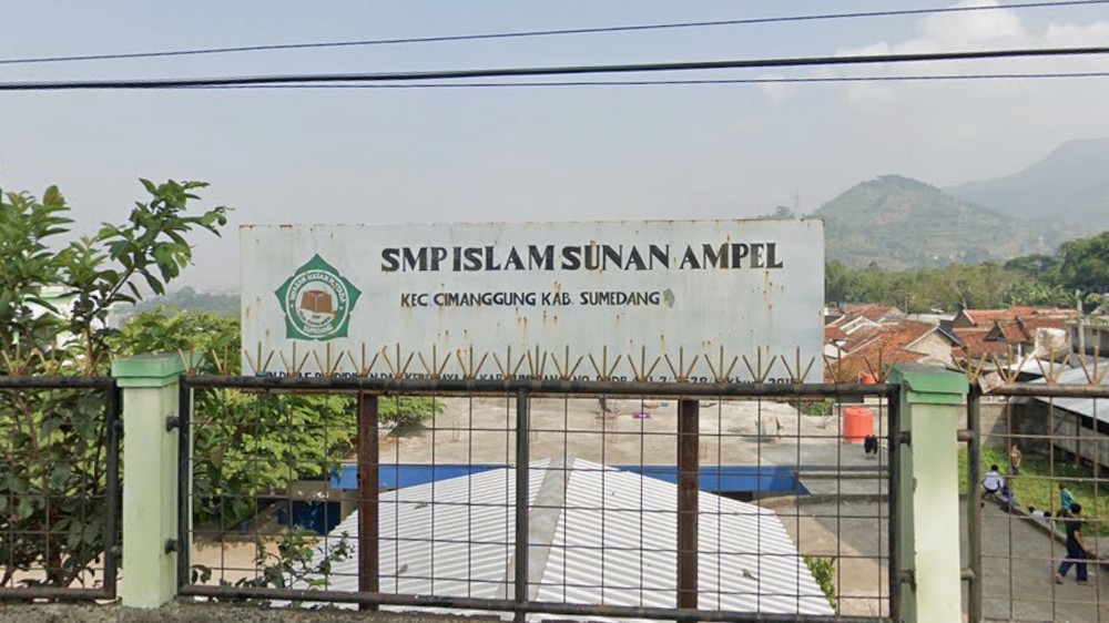 Papan nama SMP Islam Sunan Ampel Cimanggung