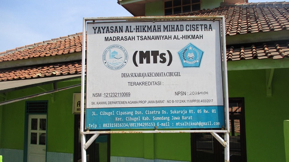 Papan nama MTs Al-Hikmah Cibugel