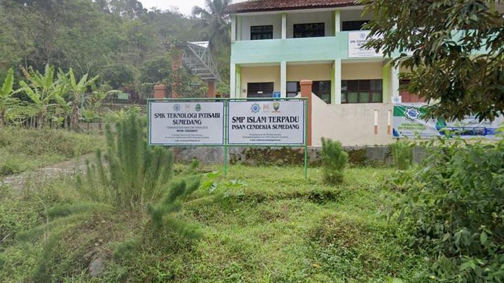 Papan nama SMK Teknologi Intisabi