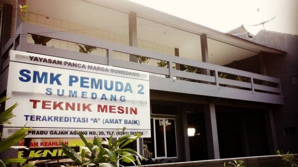 Papan nama SMK Pemuda 2 Sumedang
