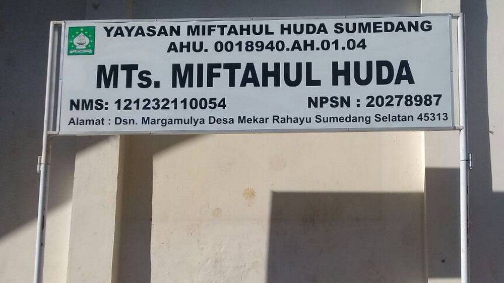 Papan nama MTs Miftahul Huda