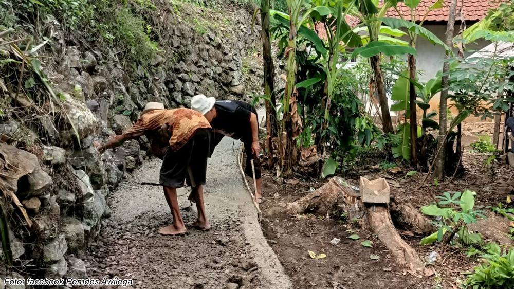 Pembuatan jalan gang Kampung Cipeureu Desa Awilega