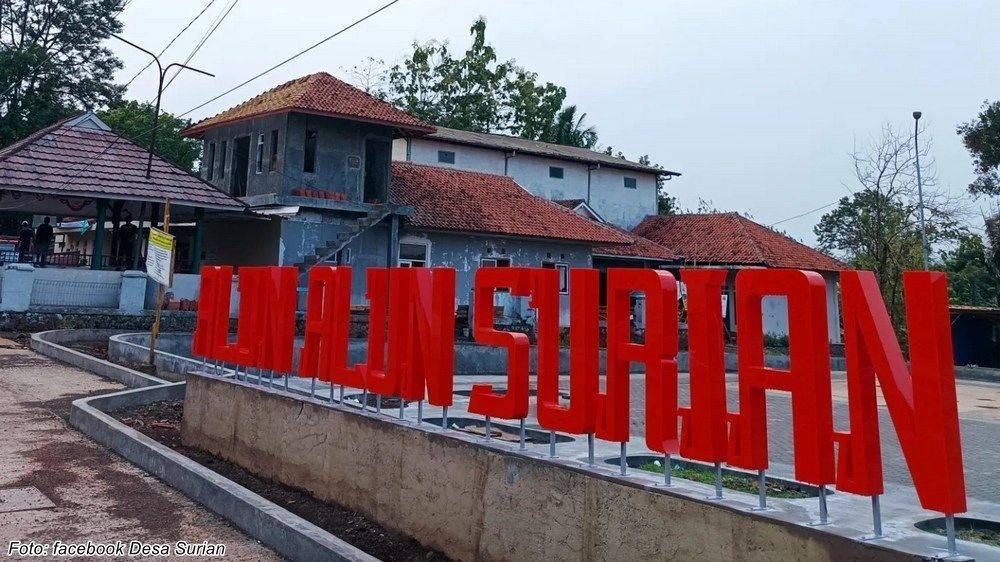Penanda lokasi Alun-alun Surian