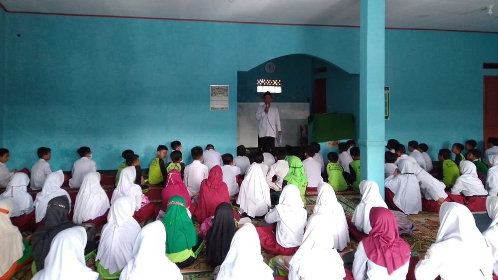 Pengajian di MIS Al-Huda Ciluluk