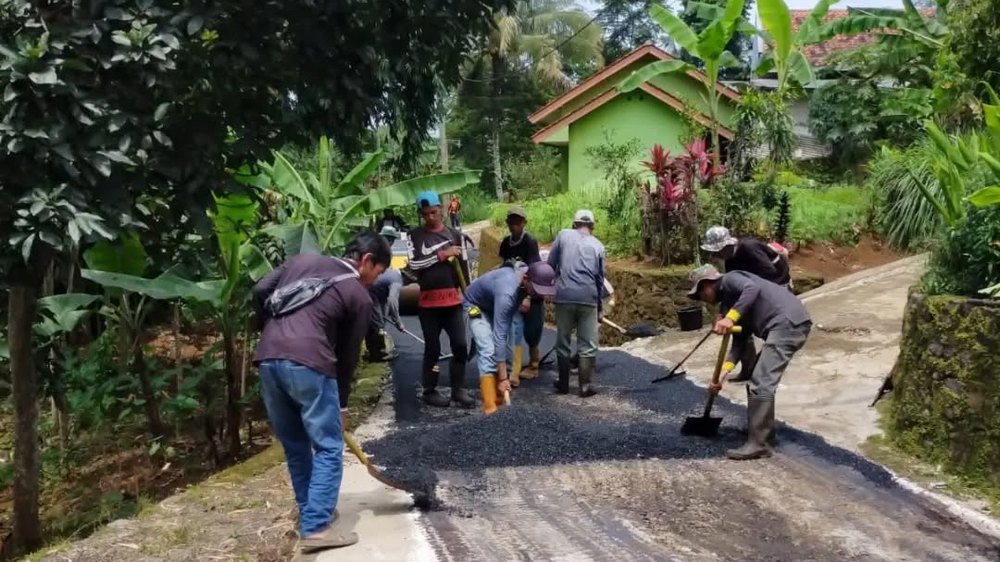 Pengaspalan jalan Kampung Cisupa Desa Margamukti