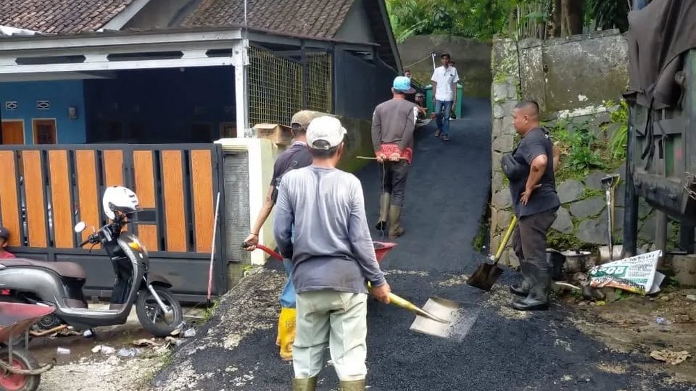 Perbaikan gang Kampung Sukajadi Desa Margamukti