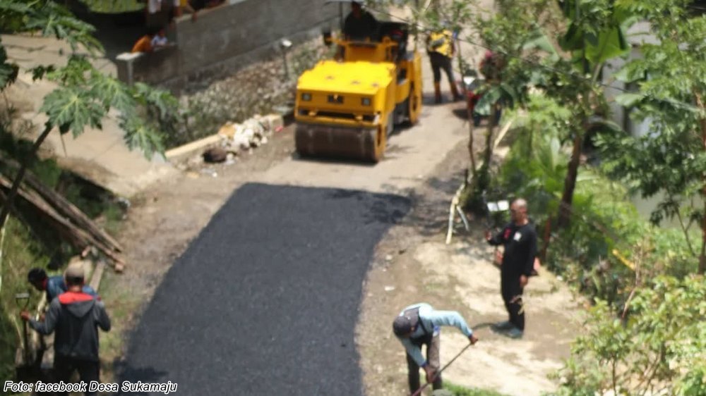 Perbaikan jalan Kampung Cisoka Desa Sukamaju