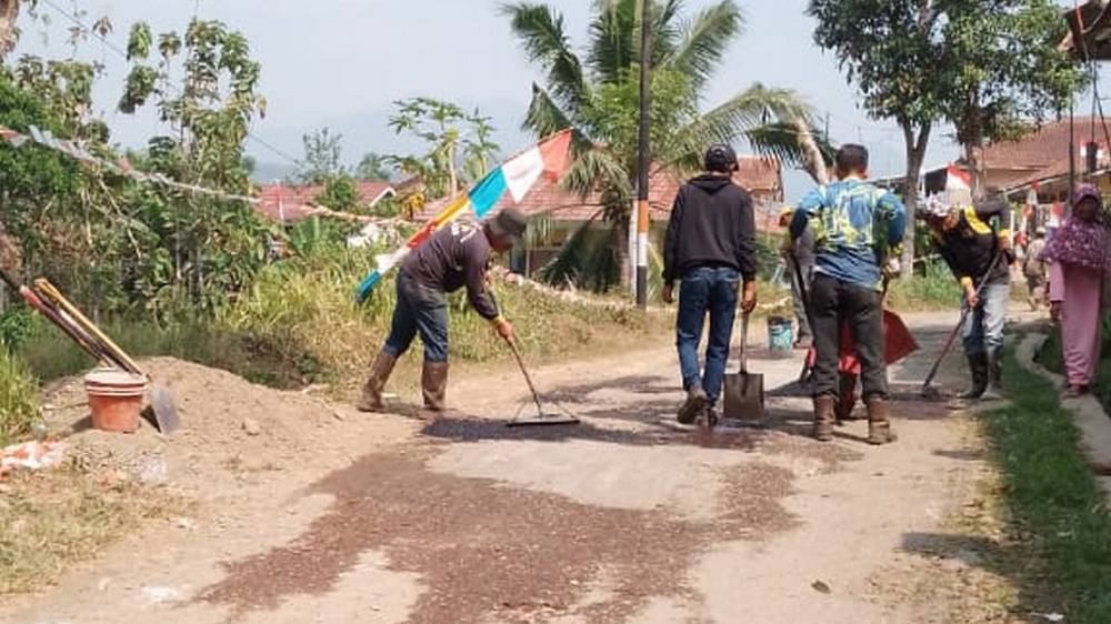 Perbaikan jalan Kampung Neglasari Desa Sukamaju