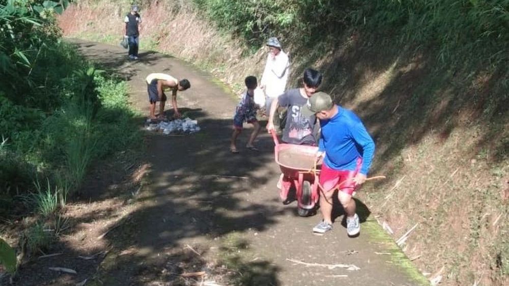 Perbaikan jalan Kampung Legok Desa Sukamaju