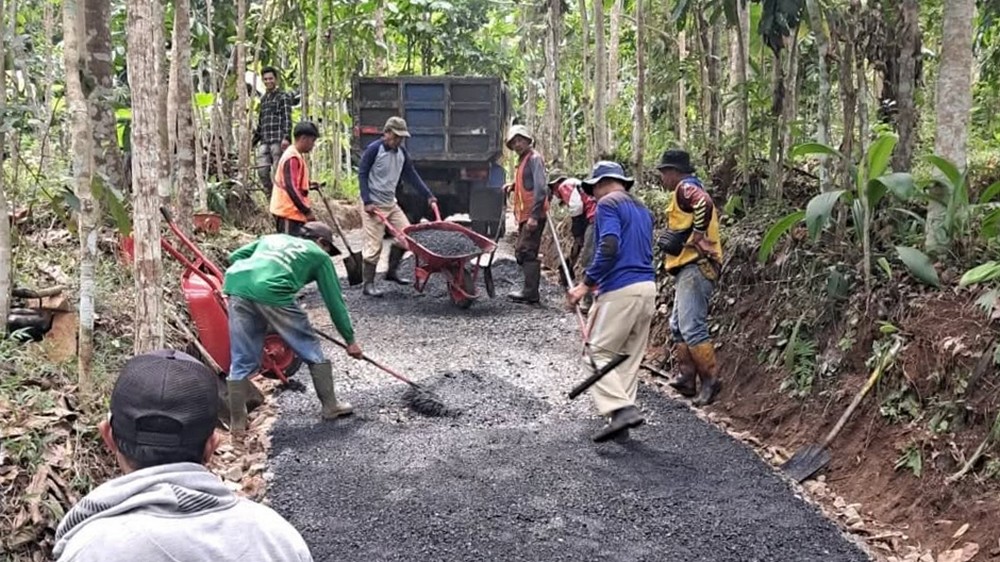 Perbaikan jalan ke Kampung Cipari bagian timur