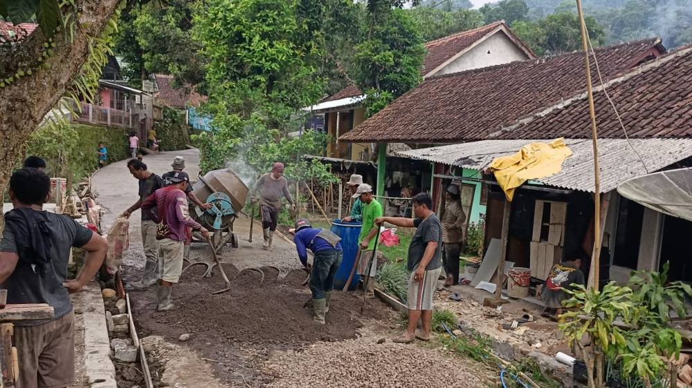 Perbaikan jalan Kampung Gunungoa Desa Awilega