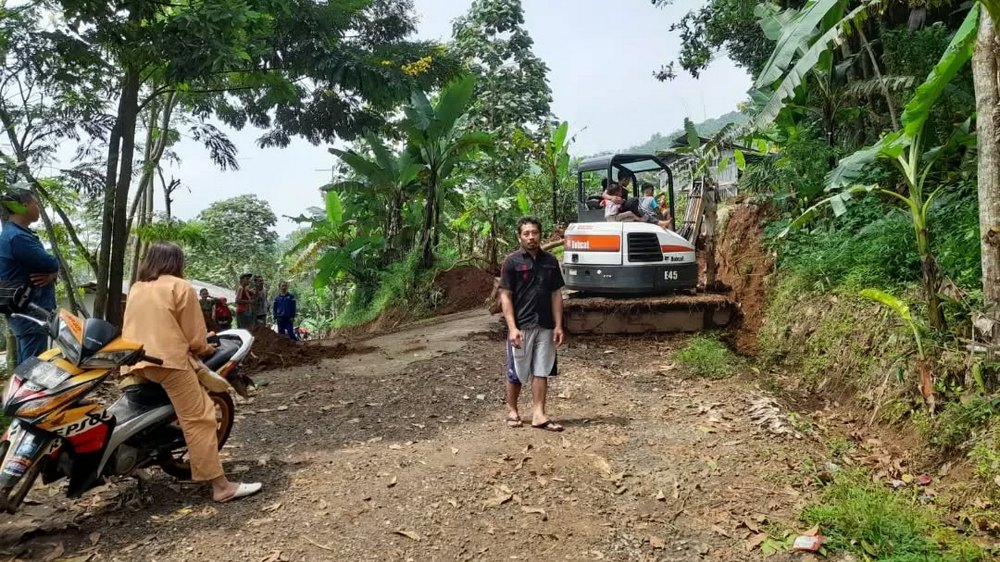 Perbaikan jalan Kampung Pagadungan Desa Cibungur