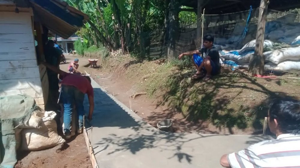 Perbaikan jalan Kampung Popojok Desa Cibungur