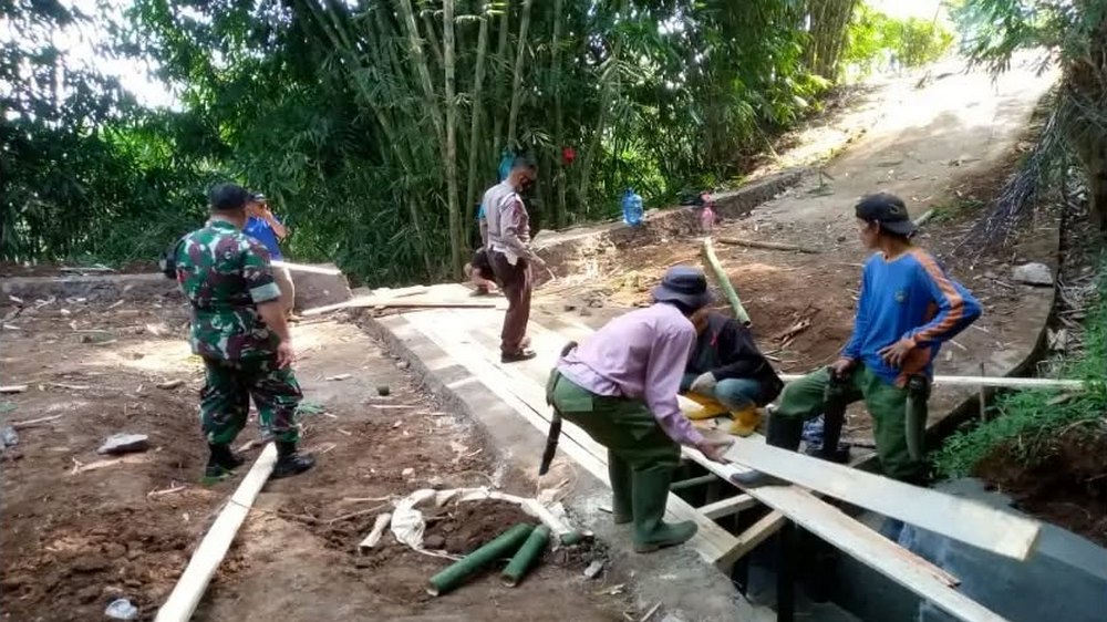 Perbaikan jalan Kampung Cipicung Desa Cibungur