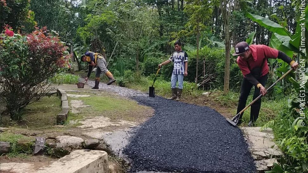 Perbaikan gang Kampung Cikondang Desa Margamukti