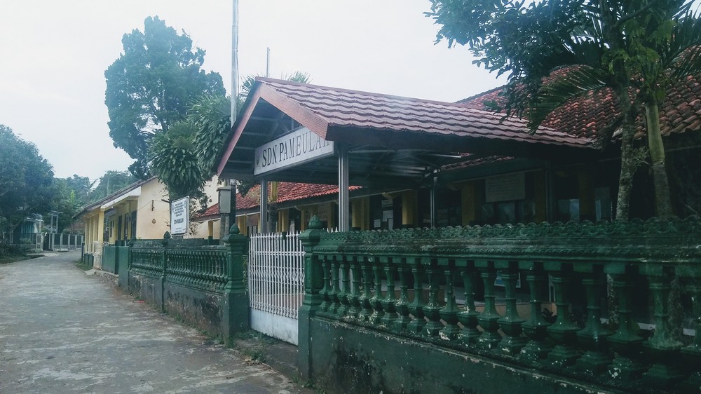 Gerbang SD Negeri Pameulah Kecamatan Cisarua