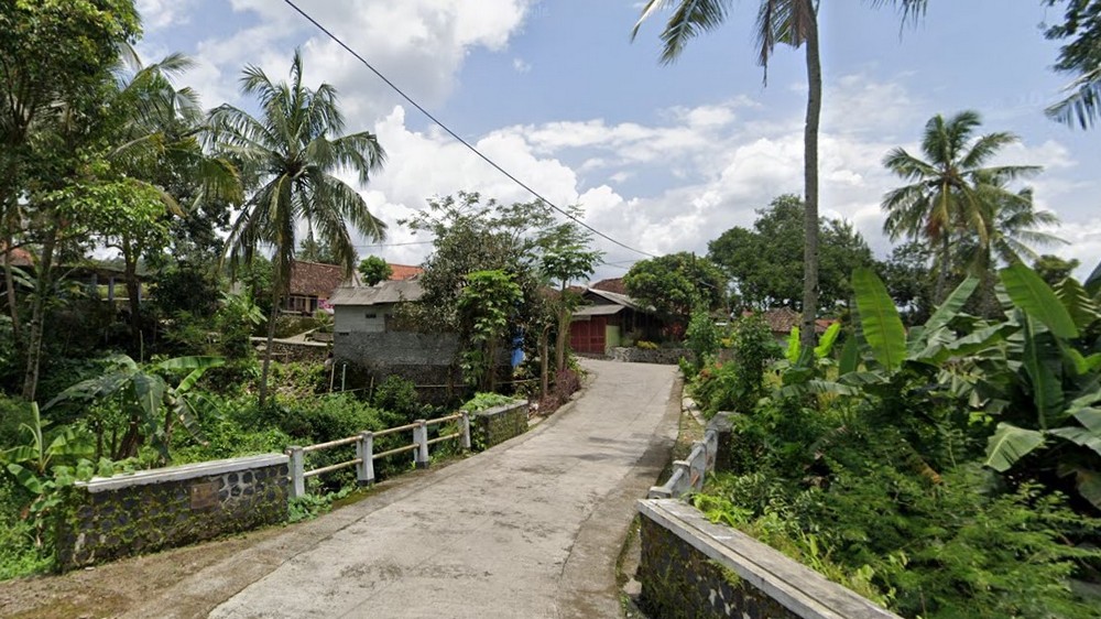 Jalan menuju ke Kampung Hariang Tonggoh