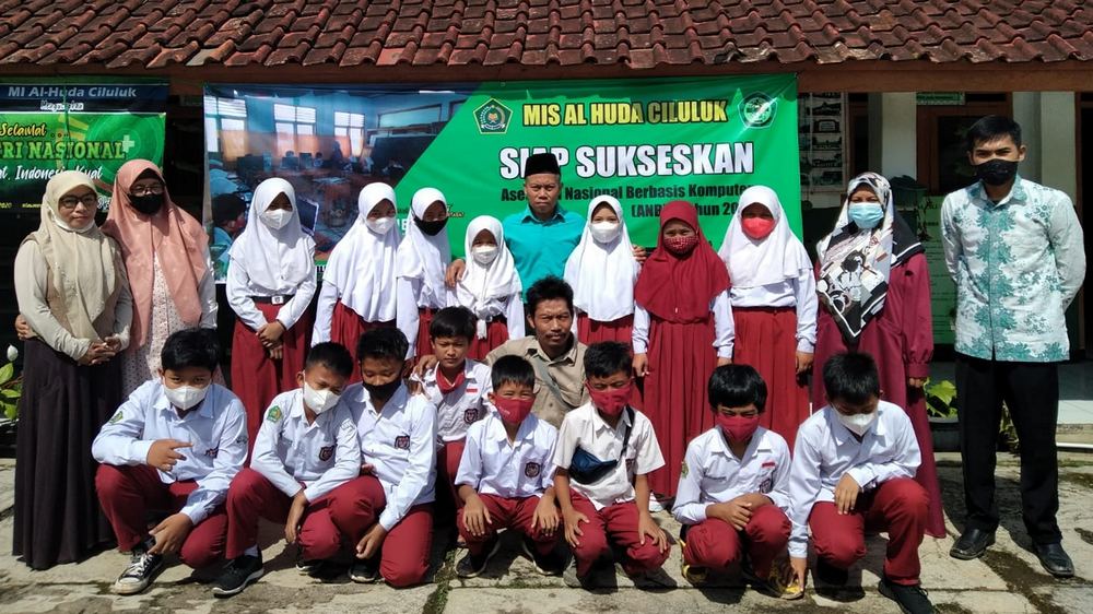 Sebagian siswa MIS Al-Huda Ciluluk