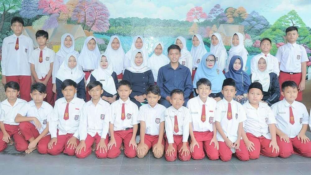 Sebagian siswa dan guru SD Negeri Panyingkiran II, Sumedang Utara