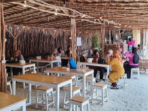 Suasana pengunjung Amore Beach Heritage Cafe