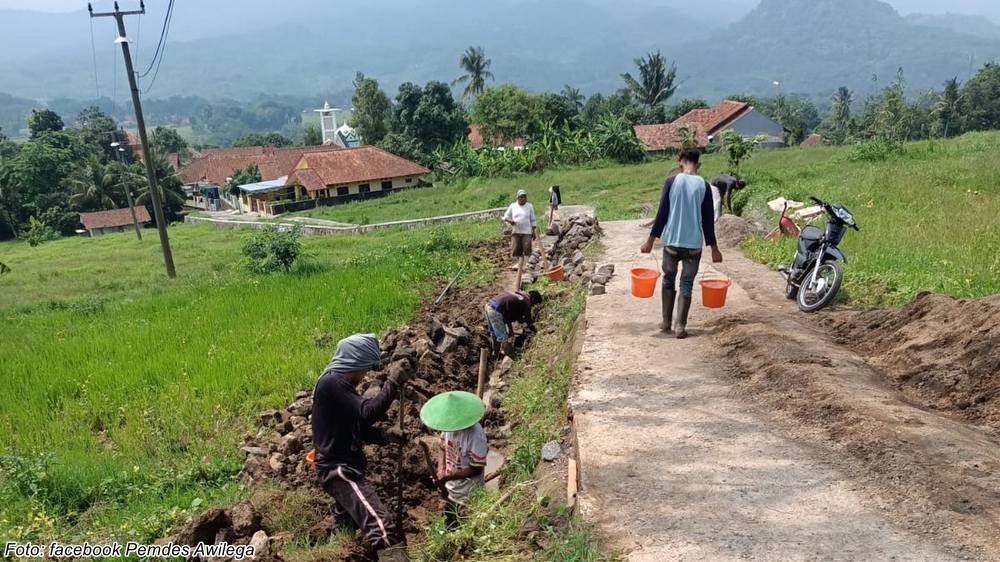 Pembangunan TPT jalan Kampung Pabuaran
