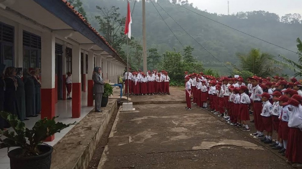 Upacara bendera SD Negeri Karangmulya Sumedang Selatan
