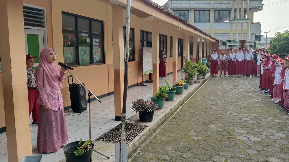 Kegiatan upacara SD Negeri Bojongkoneng Kecamatan Ganeas