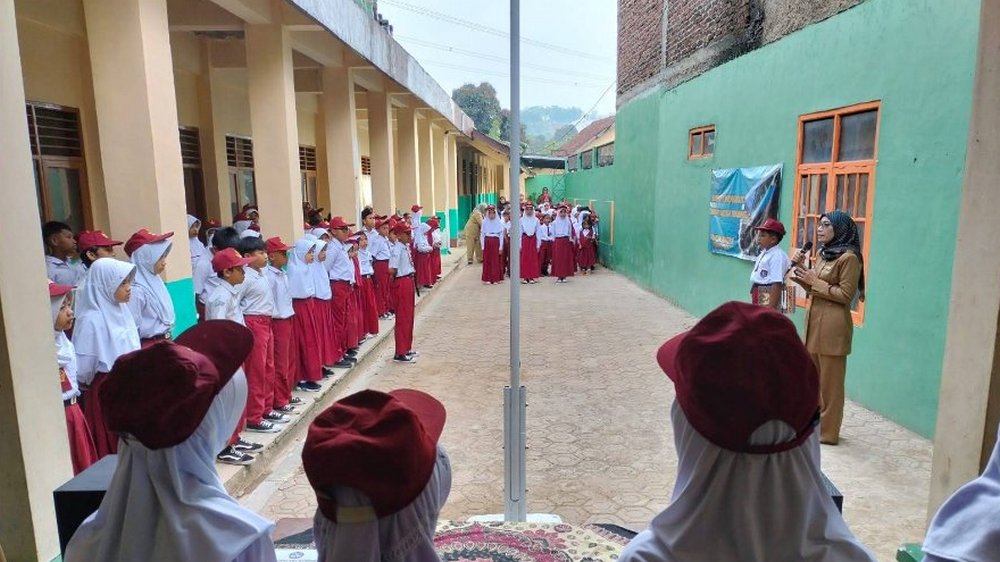 Upacara bendera SD Negeri Cikahuripan Kecamatan Cimanggung