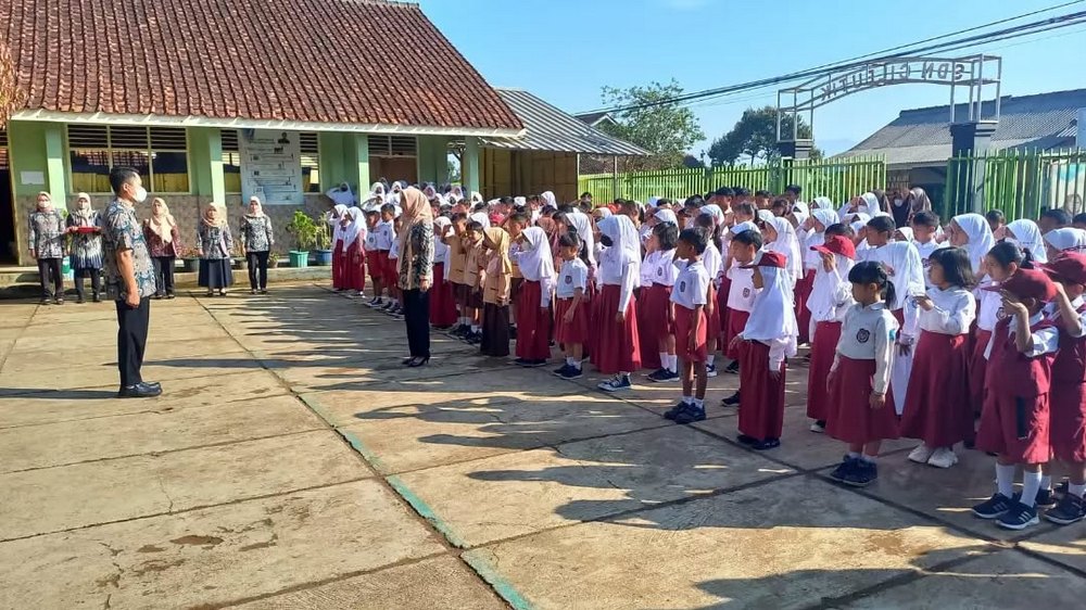 Upacara bendera SD Negeri Cileutik Kecamatan Tanjungsari