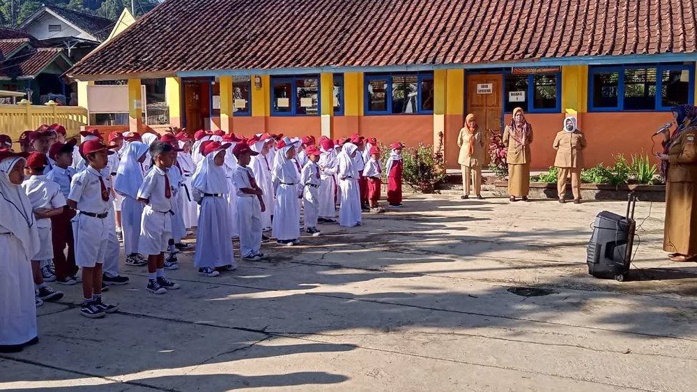 Upacara bendera di SD Negeri Rancamedalwangi Kecamatan Rancakalong