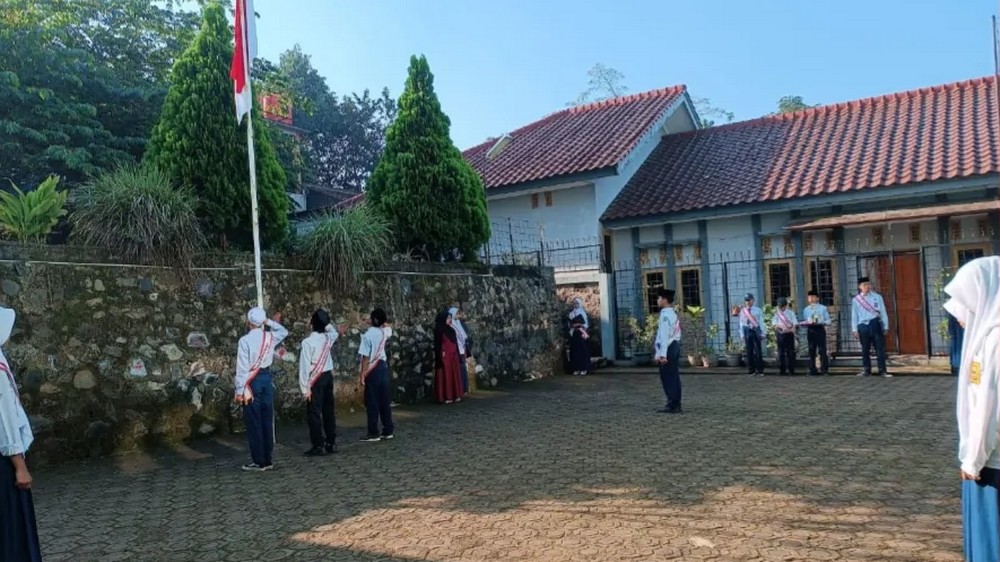 Upacara benderacSMP Islam Sunan Ampel Cimanggung