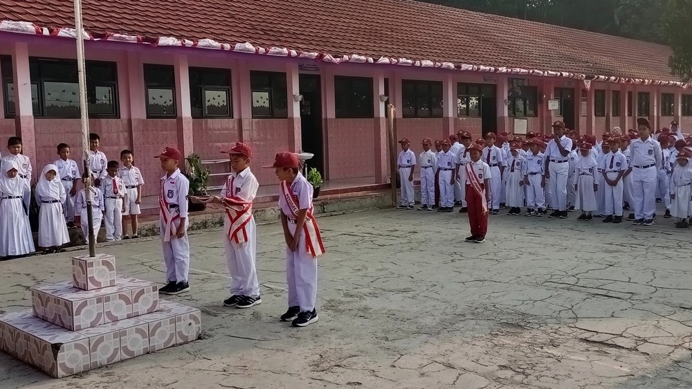 Upacara bendera SD Negeri Sukawangi Kecamatan Pamulihan