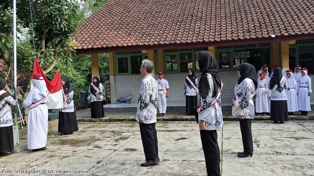 Kegiatan upacara SD Negeri Paniis Tanjungkerta