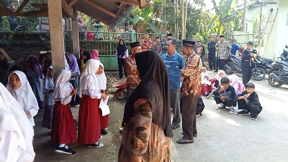 Warga masyarakat Kampung Babakanteureup Desa Cibunar
