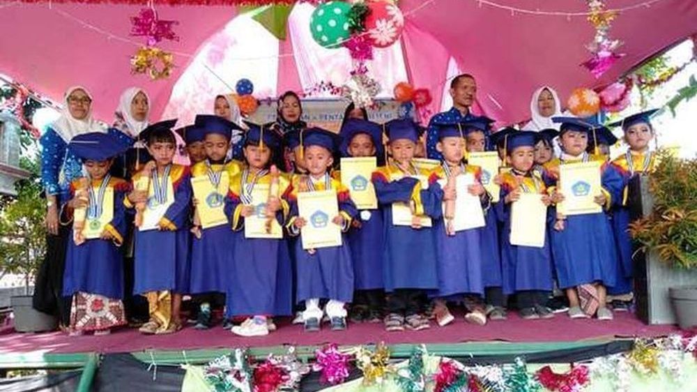 Kegiatan wisuda siswa Al-Hikmah Banjarsari